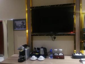 einen TV auf einer Küchentheke in der Unterkunft فندق لافيرا الرويبح Lavera Hotel in Riad