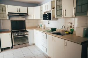 Η κουζίνα ή μικρή κουζίνα στο Acogedor departamento con amplia terraza +14 φωτογραφίες