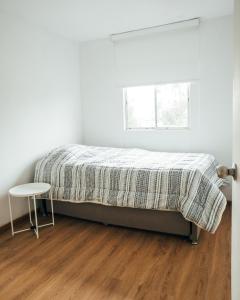 Llit o llits en una habitació de Acogedor departamento con amplia terraza
