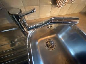 - un évier de cuisine avec un robinet dans l'établissement TorreBar, à Predazzo