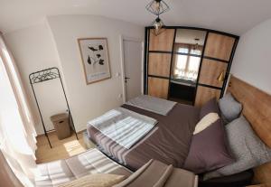 ウルツィニにあるMarelis condo with sea viewのベッドと鏡のある小さな寝室 +23枚の写真