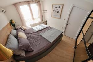 Marelis condo with sea viewにあるベッド