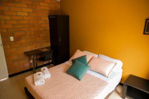 1 dormitorio con 1 cama con toallas en Hotel Valjala, en Manizales