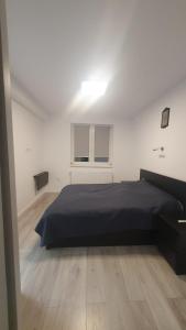 um quarto com uma cama grande num quarto branco em Arini Cozy Corner em Selimbar