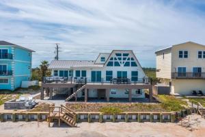 una casa en la playa junto a un edificio en NEW - Luxury 5 br Beach Retreat, en Ponte Vedra Beach