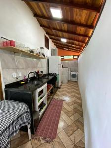 Kuchyň nebo kuchyňský kout v ubytování Casa alto do pontal