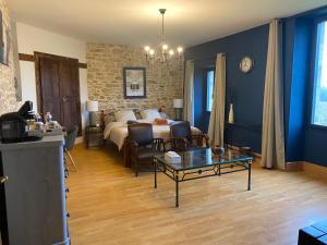 Posezení v ubytování Chambres et table d'hôtes Le cèdre Aveyron + 28 fotografií