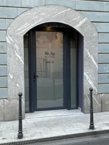 eine Tür zu einem Gebäude mit einer Glastür in der Unterkunft MiAp ORTI 31 in Mailand