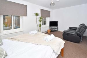 um quarto com uma cama e uma cadeira de couro preta em Tansey House by YourStays em Newcastle under Lyme