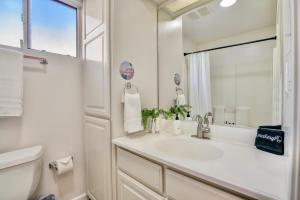 Bilik mandi di @ Marbella Lane - Superb and Cozy 4BR Home +41 gambar
