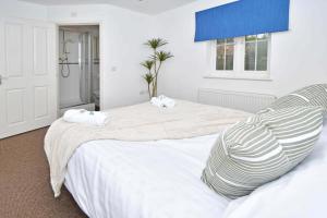 um quarto com 2 camas e toalhas em Tansey House by YourStays em Newcastle under Lyme