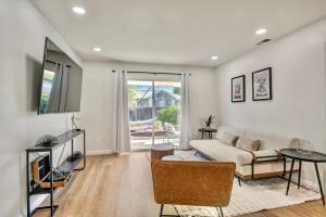 Televisyen dan/atau pusat hiburan di @ Marbella Lane - Superb and Cozy 4BR Home
