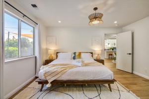Katil atau katil-katil dalam bilik di @ Marbella Lane - Superb and Cozy 4BR Home