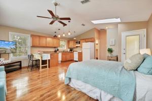 ein großes Schlafzimmer mit einem Bett und einer Küche in der Unterkunft Sunshine Hideaway - Short walk to Beach - Large St in Jacksonville Beach