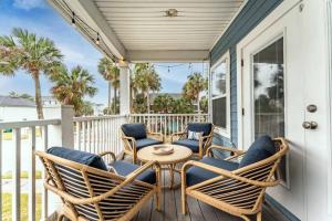 un patio con sillas y una mesa en un porche en Ocean views, Elevator, Game Room, Two balconies, en Jacksonville Beach