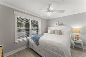 1 dormitorio blanco con 1 cama y ventilador de techo en Ocean views, Elevator, Game Room, Two balconies, en Jacksonville Beach