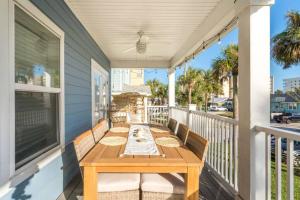 una mesa de madera en el porche delantero de una casa en Ocean views, Elevator, Game Room, Two balconies, en Jacksonville Beach