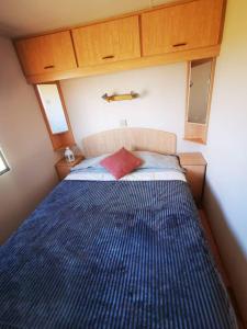 a bedroom with a bed in a small room at Minicasa con vistas al mar in Casabermeja