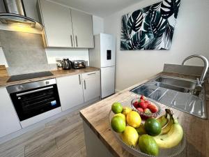 uma cozinha com uma tigela de fruta no balcão em Middleton House by Blue Skies Stays em Hartlepool