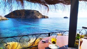 ハベアにあるVilla Gota de Marの海の景色を望むテーブル(グラスワイン付)