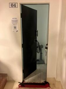 プノンペンにあるCassiarataの鏡付きの部屋の黒いドア