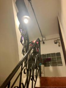 プノンペンにあるCassiarataの階段手すりの上の灯