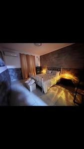 - une chambre avec un grand lit éclairé dans l'établissement the cousins' house, à Palerme