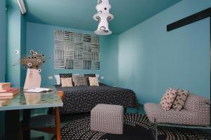 ミラノにある3 ルームズ 10　コルソ コモ ミラノのベッドルーム1室(ベッド1台、テーブル、椅子付)