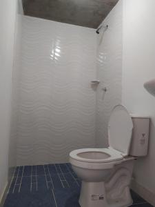 a bathroom with a white toilet in a room at Casa de Campo El Regalo in Norcasia
