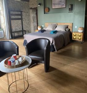 Postel nebo postele na pokoji v ubytování Chambres et table d'hôtes Le cèdre Aveyron