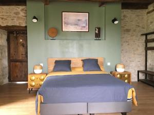 Postel nebo postele na pokoji v ubytování Chambres et table d'hôtes Le cèdre Aveyron