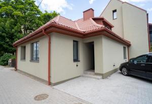 una casa con un coche aparcado delante de ella en Fort63 Studio, en Kaunas