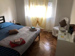 een slaapkamer met een bed met twee handdoeken erop bij Appartamento Farfalla Sara pala inalpi in Turijn