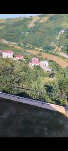 una vista aérea de un puente sobre un cuerpo de agua en Beyaz hostel en Trebisonda