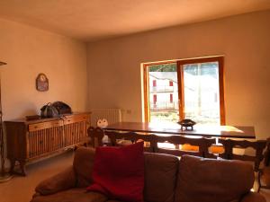 salon z kanapą i stołem w obiekcie Villa Malgary w mieście Laceno