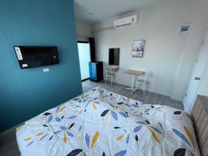 烏汶的住宿－ศิริณเพลส，一间卧室配有一张带五颜六色棉被的床