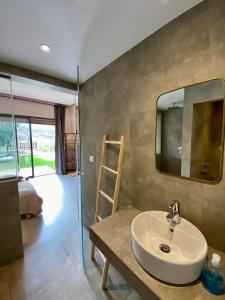bagno con lavandino e specchio a parete di Le Figuier du Lac Bin elouidane a Bine el Ouidane