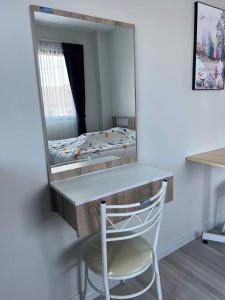 烏汶的住宿－ศิริณเพลส，镜子,椅子和书桌