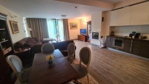 a living room with a dining table and a kitchen at Silver Mountain, Duplex 3 camere - 250 mp luxury garden - Poiana Brasov in Braşov