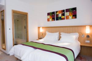 Postel nebo postele na pokoji v ubytování Logis Hotel Restaurant A L'Etoile
