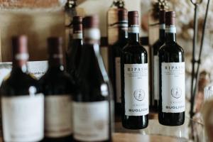 un gruppo di bottiglie di vino sedute su uno scaffale di Dimora Buglioni Wine Relais a San Pietro in Cariano