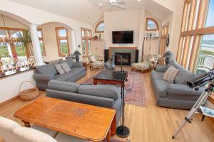 Posezení v ubytování PI249, Wellfleet-Oceanfront, Pool, Pool Table, Private Beach Access
