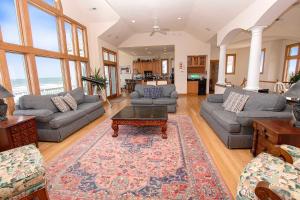 Posezení v ubytování PI249, Wellfleet-Oceanfront, Pool, Pool Table, Private Beach Access