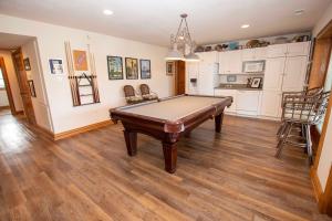 Kuchyň nebo kuchyňský kout v ubytování PI249, Wellfleet-Oceanfront, Pool, Pool Table, Private Beach Access