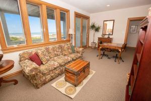 Posezení v ubytování PI249, Wellfleet-Oceanfront, Pool, Pool Table, Private Beach Access