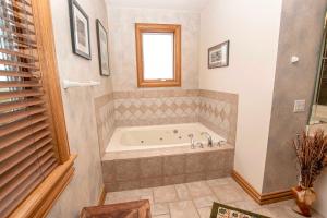 Koupelna v ubytování PI249, Wellfleet-Oceanfront, Pool, Pool Table, Private Beach Access