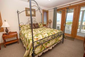 Postel nebo postele na pokoji v ubytování PI249, Wellfleet-Oceanfront, Pool, Pool Table, Private Beach Access + 37 fotografií