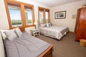 Postel nebo postele na pokoji v ubytování PI249, Wellfleet-Oceanfront, Pool, Pool Table, Private Beach Access