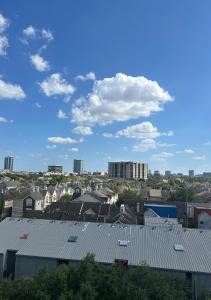 Blick auf eine Stadt mit Gebäuden und einem Dach in der Unterkunft Best area of Houston, TX. (Midtown Area) in Houston