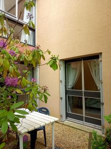 Coulaines的住宿－Logement indépendant avec parking privé et terrasse, au calme.，窗户前的白色长凳